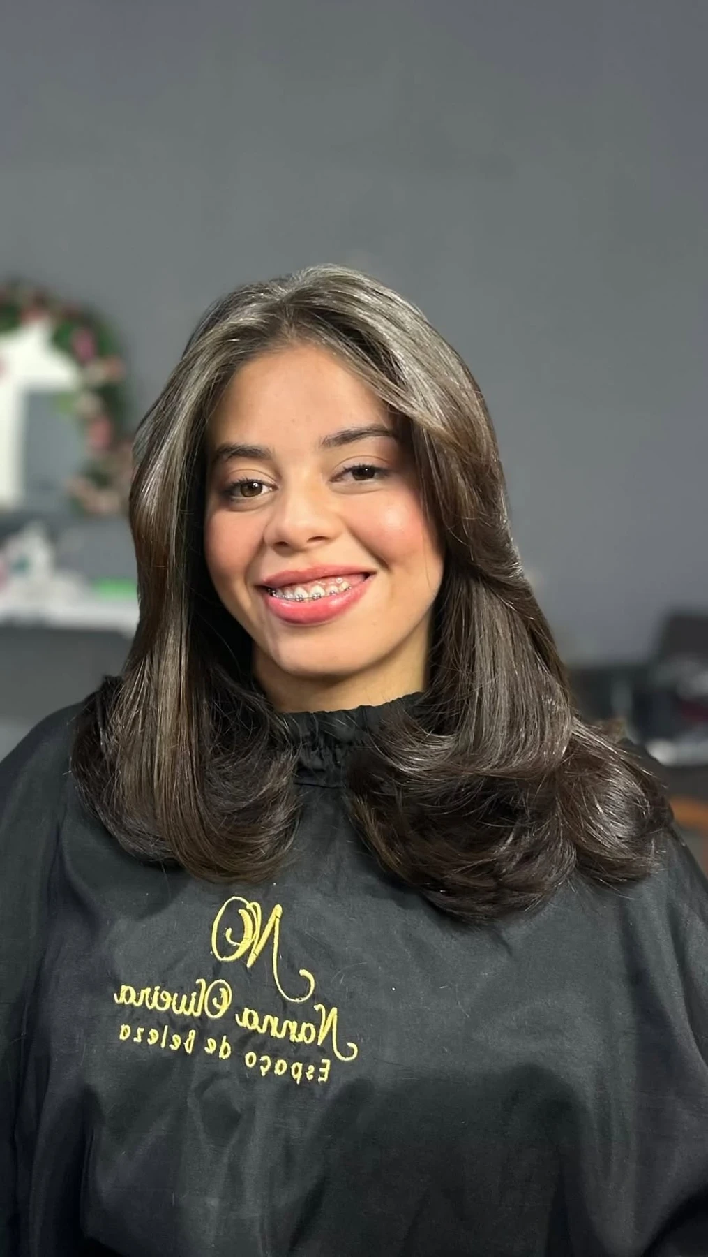 Cliente com cabelo liso e corte em camadas feito no Espaço Nanna Oliveira