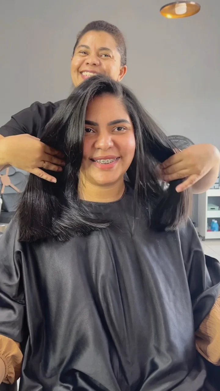 Nanna apresentando a transformação de corte longo para médio de uma cliente