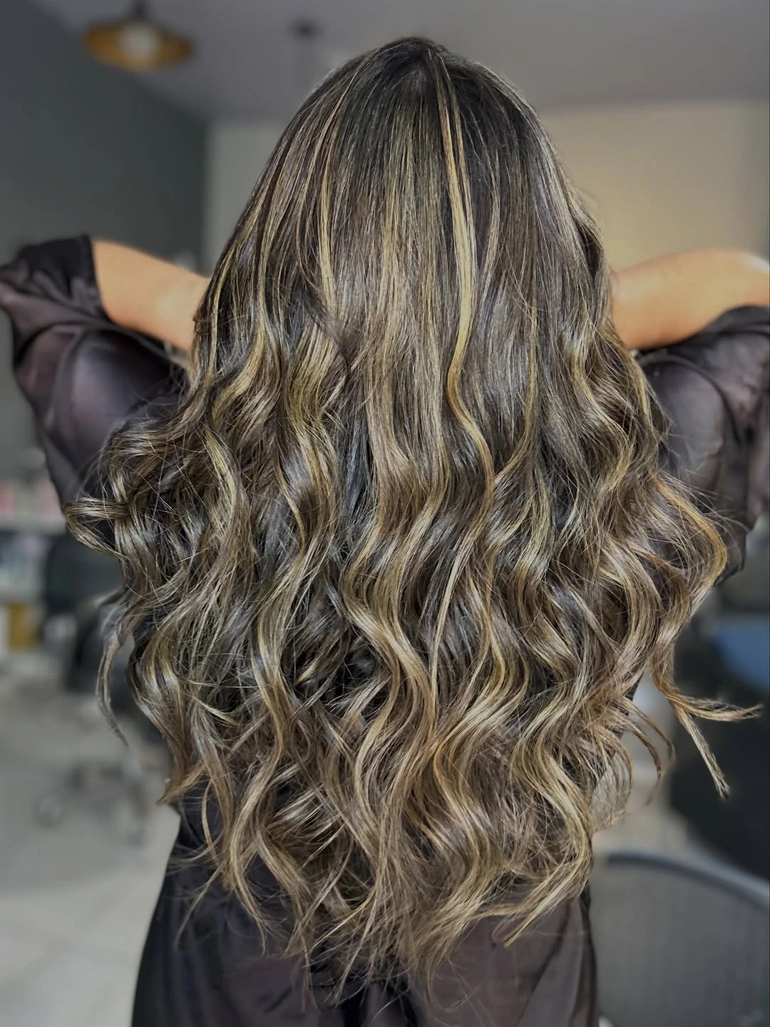 Morena iluminada da Karen, vista de costas, no Espaço Nanna Oliveira