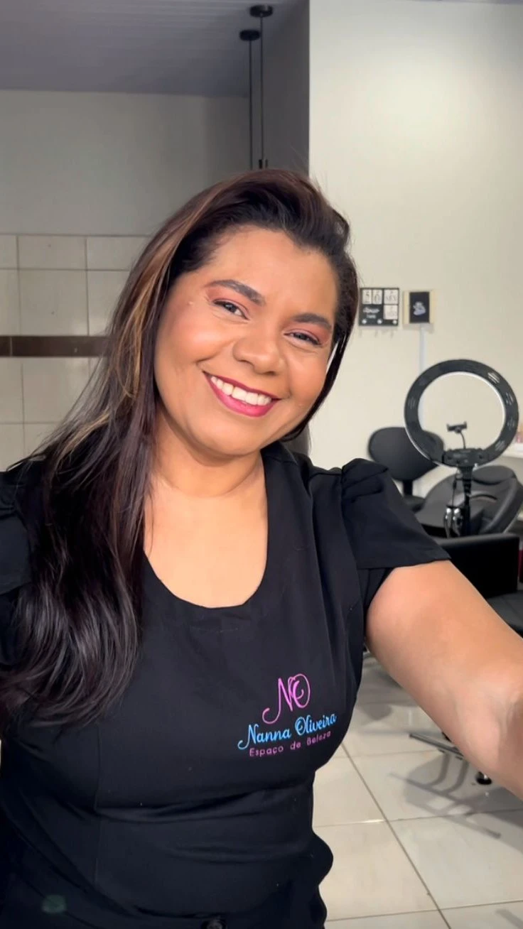 Nanna Oliveira recebendo no seu espaço de beleza em Sinop
