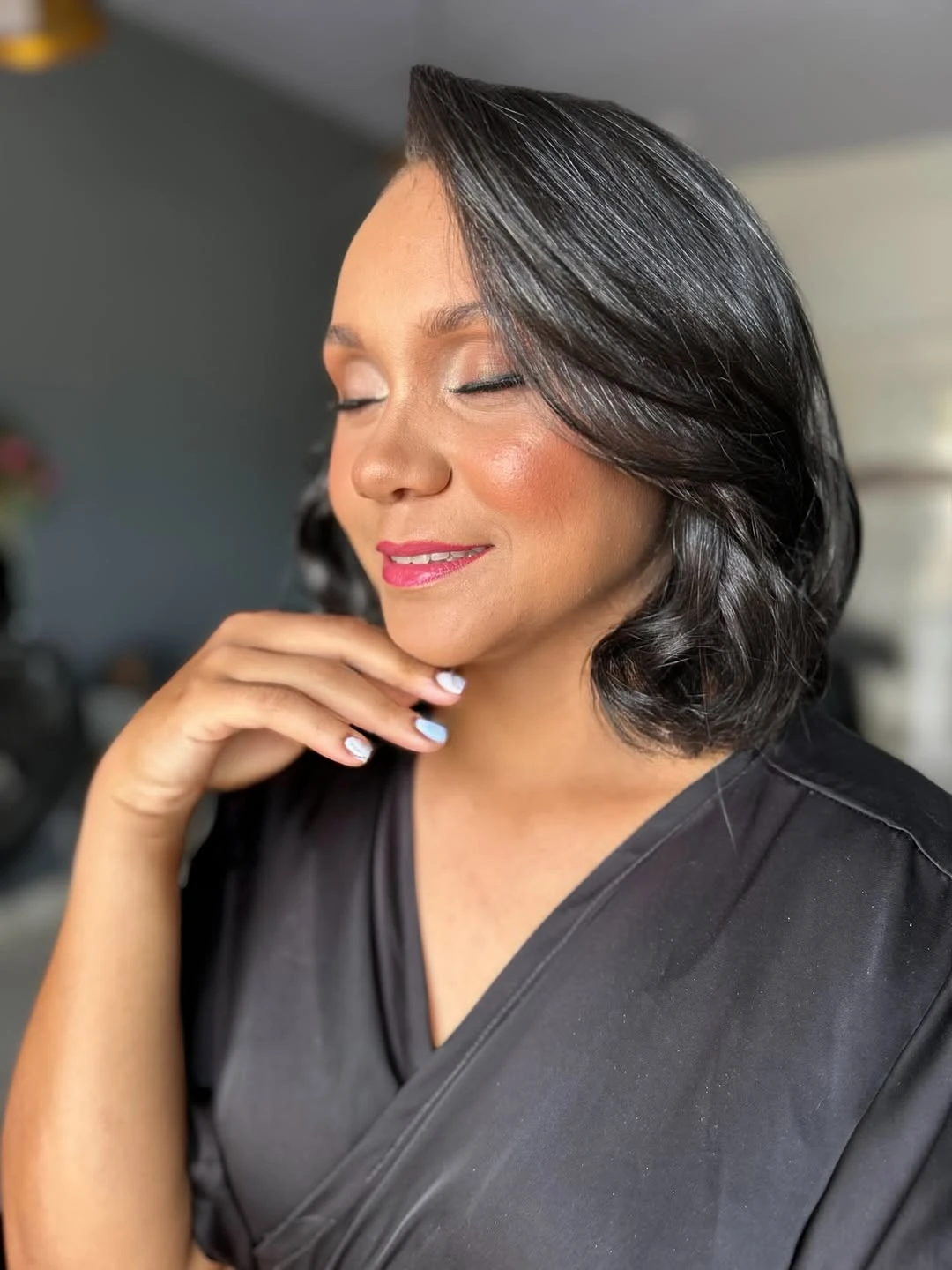 Produção da Thaís com ondas no babyliss e maquiagem no salão